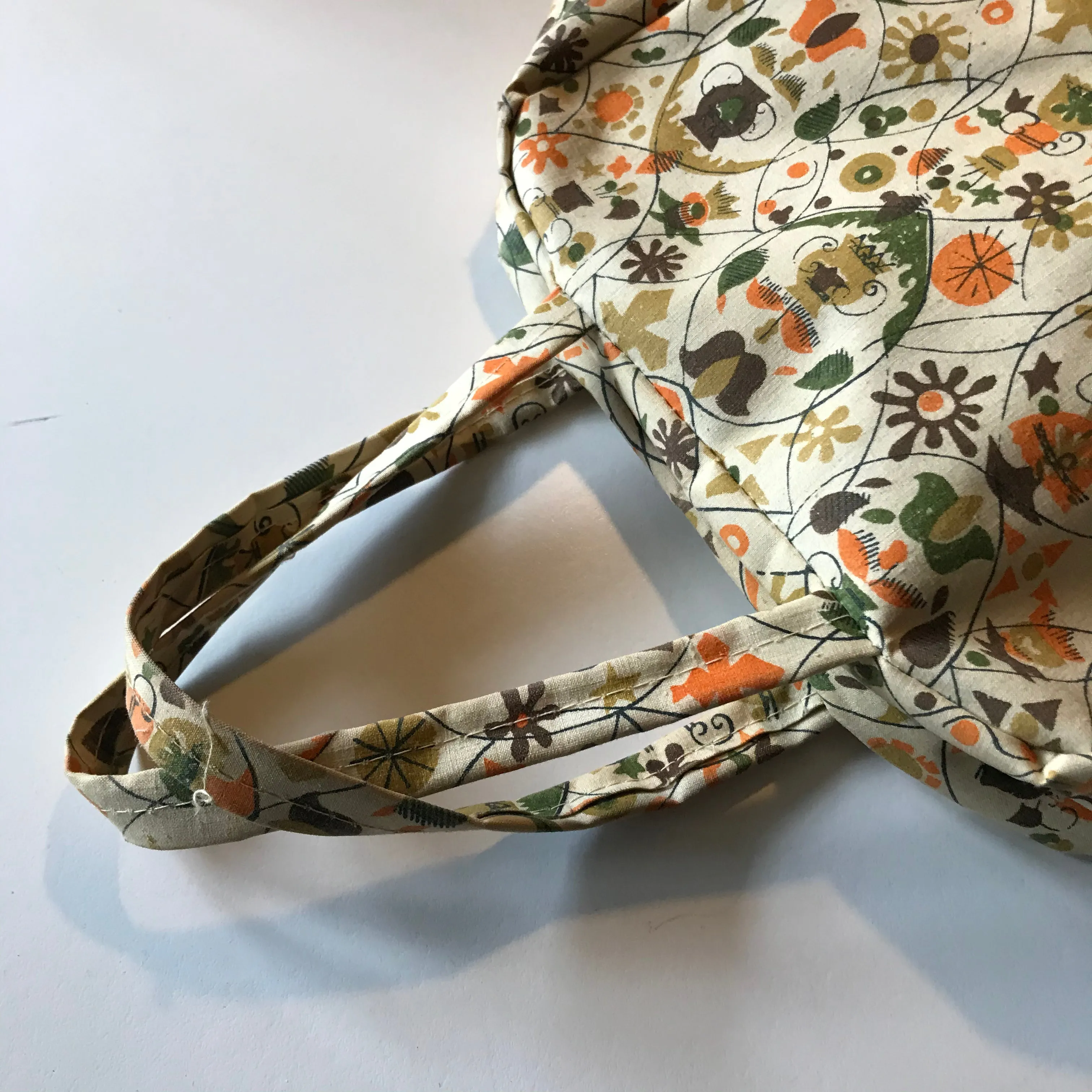 Colonial Inspired Novelty Print Canvas Shoe Bag circa 1960s