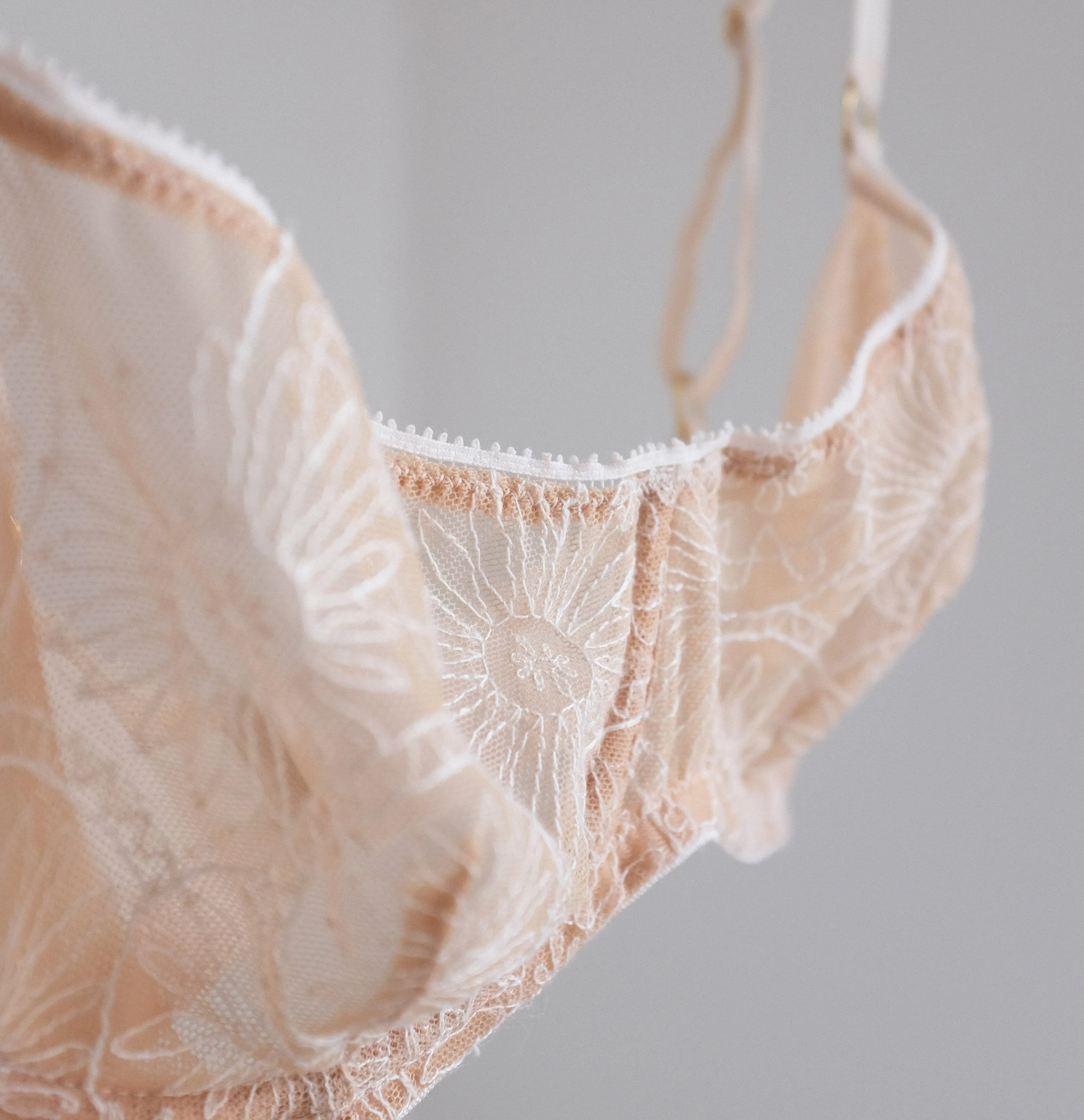 Embroidered lace balconette [Peach / Ivory]